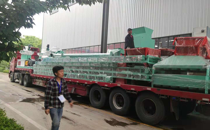 木屑顆粒機(jī)已完成裝車.jpg 木屑顆粒機(jī)已完成裝車.jpg