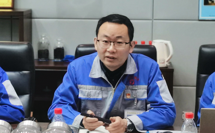 技術(shù)部部長(zhǎng)張波與營(yíng)銷人員分享2020年顆粒機(jī)設(shè)備和粉碎機(jī)設(shè)備改進(jìn)點(diǎn)以及對(duì)2021年大型粉碎設(shè)備、牛糞顆粒爐設(shè)備的技術(shù)參數(shù)、選型、及工藝流程進(jìn)行講解培訓(xùn).jpg