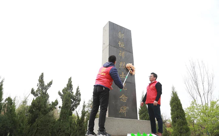 職工志愿者對紀念碑進行清理、擦拭.jpg