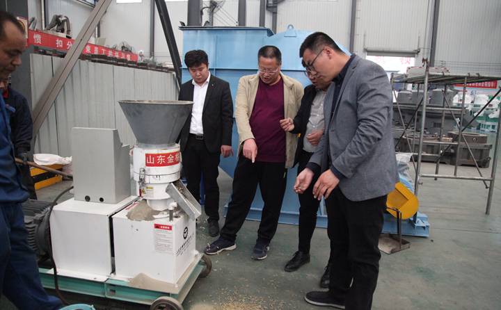 威海兩客戶前來(lái)山東金格瑞考察飼料顆粒機(jī)，現(xiàn)場(chǎng)試機(jī).jpg
