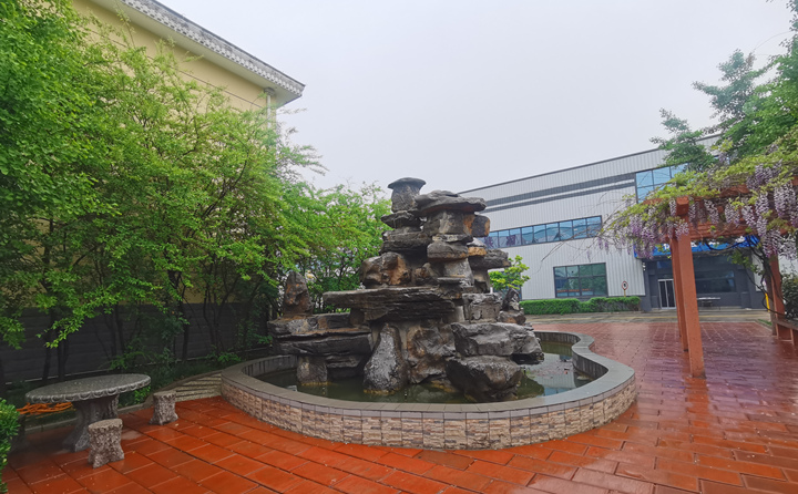 處理農(nóng)林廢棄物，變樹枝為燃料顆粒，節(jié)能環(huán)保，一起保衛(wèi)我們的藍(lán)天白云.jpg