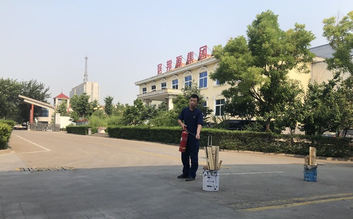 教官重點對消防法律法規(guī)、防火常識、逃生自救、滅火器的使用方法以及發(fā)生火災時如何報火警、如何撲救初期火災等消防常識進行了詳細的講解。