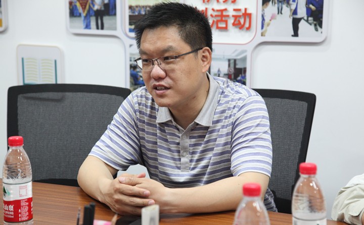 韓主任感謝集團(tuán)付出的同時對集團(tuán)防控安全工作進(jìn)行了細(xì)致的了解，并叮囑企業(yè)一定要嚴(yán)格按照上級防控布署要求穩(wěn)抓落實(shí)各項(xiàng)工作.JPG