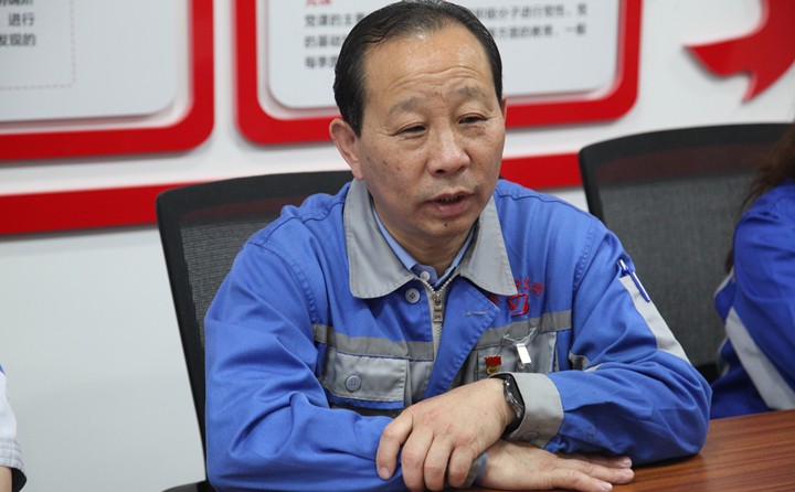 景奉全書記表示，錦旗代表著社區(qū)和群眾對我們參與疫情防控工作的認(rèn)可，也代表著一份責(zé)任和激勵。今后，我們會與街道、社區(qū)攜手，抓實(shí)抓細(xì)常態(tài)化疫情防控工作及社區(qū)志愿服務(wù)活動，爭做社區(qū)“好幫手”、群眾“貼心人”，用實(shí)際行動筑牢疫情防控防線，切實(shí)守護(hù)人民群眾健康安全.JPG
