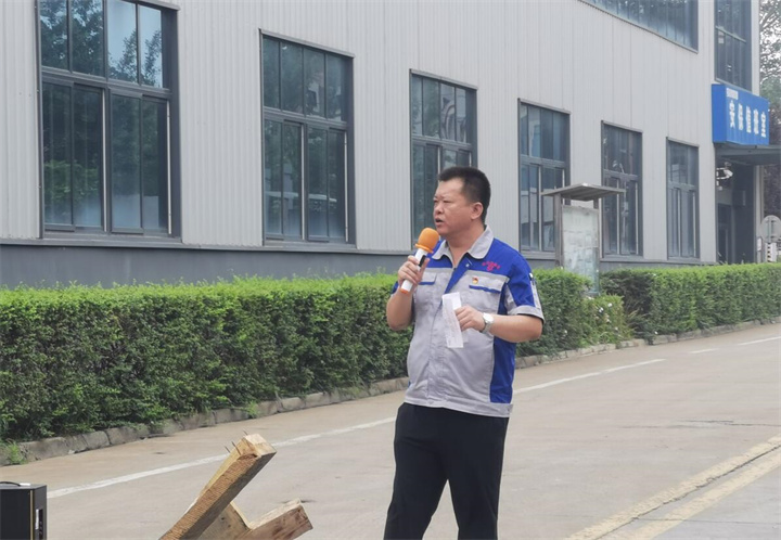 孫總表示安全無(wú)小事，安全只有現(xiàn)在，永遠(yuǎn)沒(méi)有“下一次”。時(shí)刻牢記安全紅線，把安全放在心中、握在手上，及時(shí)消除各種隱患，杜絕違規(guī)操作。掌握安全知識(shí)和技能，是實(shí)現(xiàn)安全生產(chǎn)的前提，大家一定要牢記