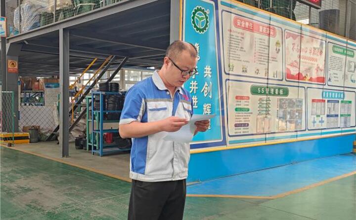 “患生于所忽，禍起于細(xì)微?！卑踩a(chǎn)容不得半點松懈，必須警鐘長鳴、長抓不懈。電氣工程師王燦為大家培訓(xùn)電氣安全注意事項、電焊氣割“十不準(zhǔn)”等內(nèi)容。.jpg
