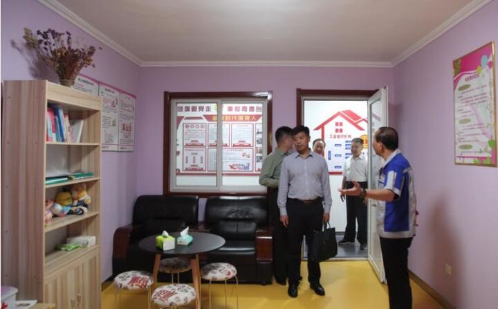 在黨群活動(dòng)室，工會(huì)主席景奉全以PPT的形式向現(xiàn)場(chǎng)領(lǐng)導(dǎo)詳細(xì)介紹了居邦源集團(tuán)的產(chǎn)業(yè)工人隊(duì)伍建設(shè)以及改革情況。.jpg