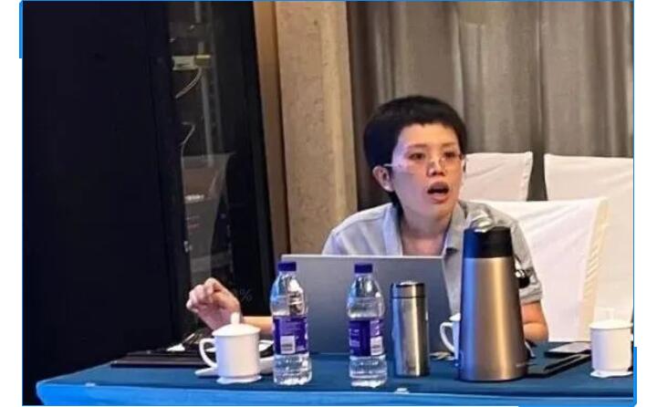 會議開始，辦公室主任李昌鳳公布銷售數(shù)據(jù)。在疫情形勢相當嚴峻的情況下，十一的銷售額對比去年同期仍有很大的進步。李主任表示疫情，既是考驗，也是危機，各部門需要通力配合，團隊協(xié)作，為完成今年既定銷售額而竭盡全力。.jpg