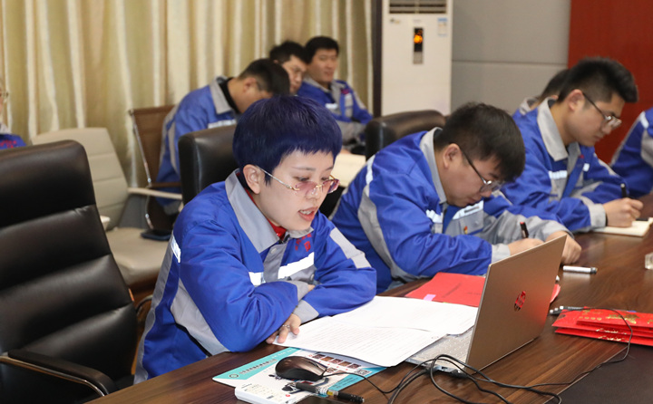 李主任對(duì)2023年度營(yíng)銷激勵(lì)措施進(jìn)行宣貫，并動(dòng)員全體員工要以飽滿的熱情投入到營(yíng)銷工作中去，全力以赴，奮勇?tīng)?zhēng)先。.jpg
