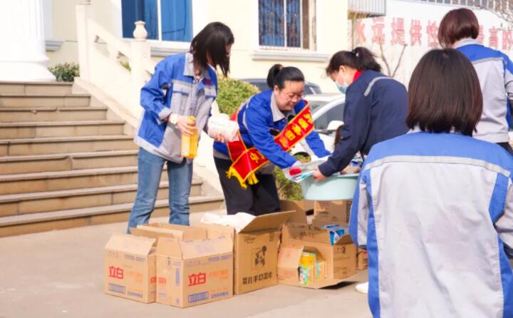 活動在一片歡聲笑語中進行，每一位女神都收到了公司準備的愛心玫瑰和禮物。.jpg
