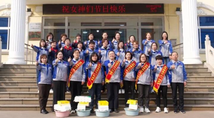 活動在一片歡聲笑語中進行，每一位女神都收到了公司準備的愛心玫瑰和禮物。.jpg