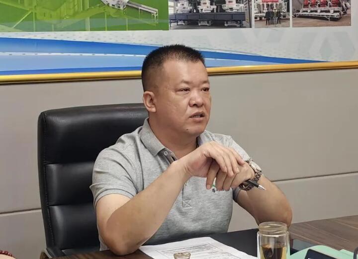 會(huì)議最后，集團(tuán)總經(jīng)理孫寧波總結(jié)陳詞。他強(qiáng)調(diào)要有正確的人生觀、價(jià)值觀，要將集團(tuán)的精神理念內(nèi)化于心、外化于行。要加強(qiáng)業(yè)務(wù)知識(shí)的學(xué)習(xí)，成為真正的行家里手。要以提高經(jīng)營質(zhì)量和效益為主線，加快營銷模式和營銷觀念的轉(zhuǎn)變，圓滿完成2023年?duì)I銷工作指標(biāo)。.jpg