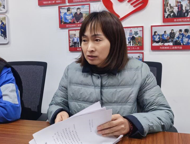 “我們不僅可以解決職工文體活動(dòng)問(wèn)題，同時(shí)根據(jù)職工生活工作各方面的的合理需求，線上線下工會(huì)收集，發(fā)揮黨工團(tuán)合力，一件一件地推動(dòng)辦理、一項(xiàng)一項(xiàng)地協(xié)調(diào)解決?！奔瘓F(tuán)工會(huì)副主席、工事共辦副組長(zhǎng)雷廣妮說(shuō)道。.jpg